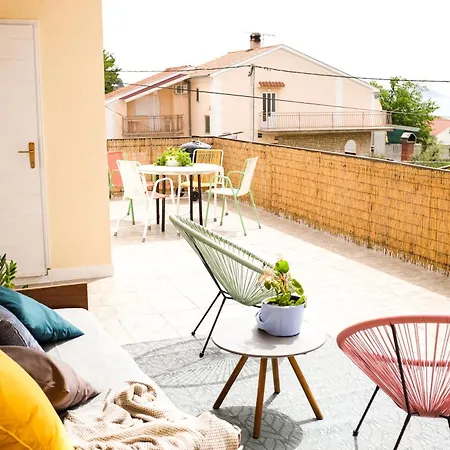 Lukenda - Cozy Double With Shared Kitchen & Terrace Vendégház